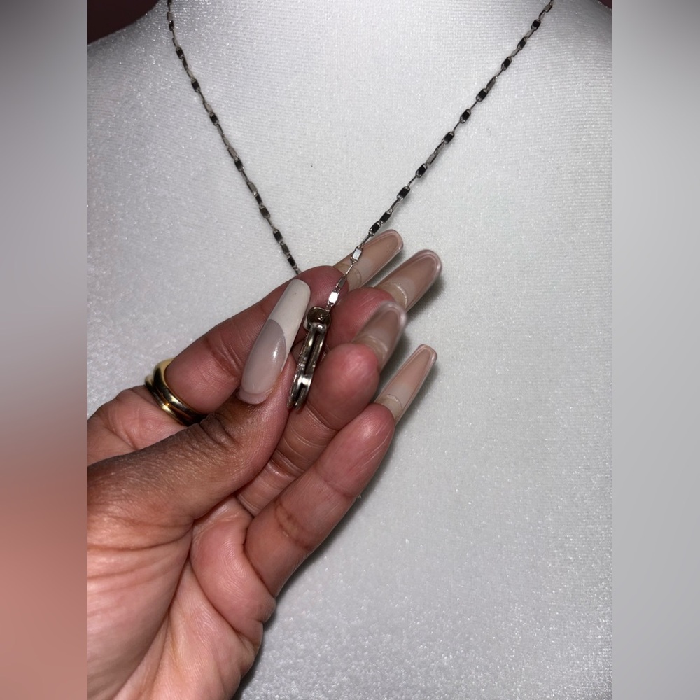 Elegant White Gold Necklace with “C” Pendant - Picture 4 of 4